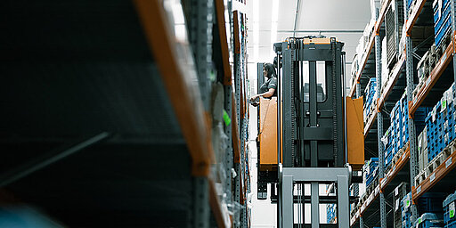 Bild aus einem Logistikzentrum, dessen Logistikmobilität durch die Präzisionsteile von MS Powertrain erhöht wird.