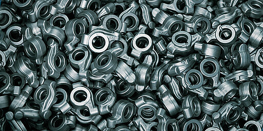 Bild von vielen robusten Teilen, welche die MS Powertrain Technologie GmbH im Agrarsektor fertigt.